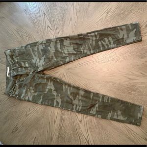 Camo Levi jeans size 24